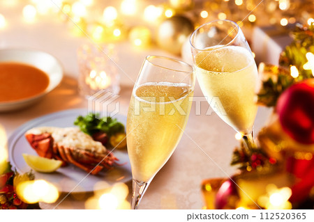 香檳杯、派對和聖誕形象的歡呼場景 112520365