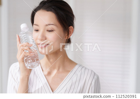 照片：一位女士用塑膠瓶冷卻臉 112520391