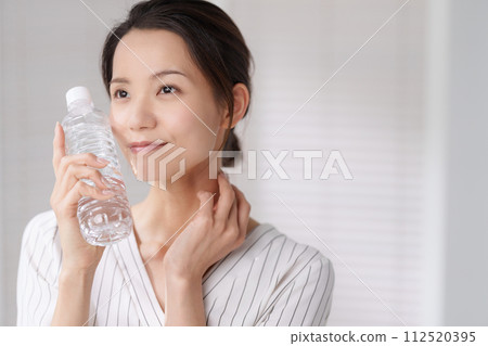 照片：一位女士用塑膠瓶冷卻臉 112520395