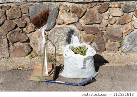 cleaning the gutters 112521618