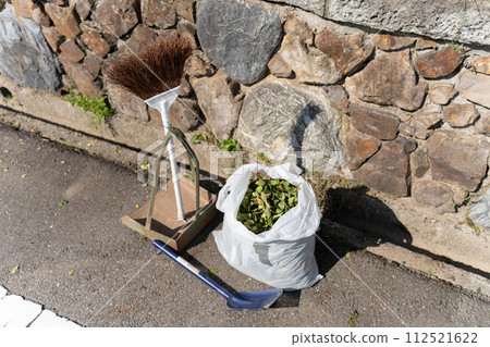 cleaning the gutters cleaning the gutters 112521622