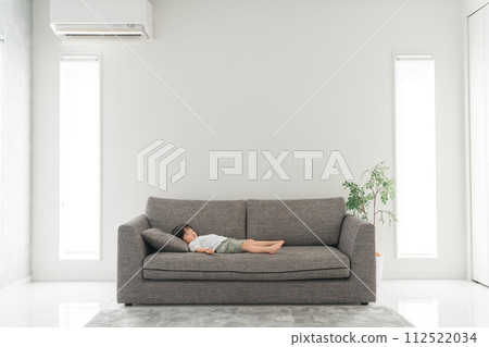 睡在家里沙發上的亞洲孩子(男孩,深度睡眠,睡眠,睡眠,午睡) 睡在家里沙發上的亞洲孩子(男孩,深度睡眠,睡眠,睡眠,午睡) 112522034