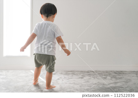 Children, infants, and children playing on the carpet in the living room of the house 112522036