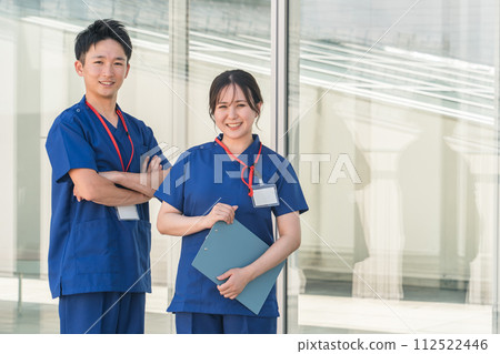 Doctors, doctors, nurses, medical workers, doctors, occupational therapists, physical therapists wearing scrubs (arms crossed) 112522446