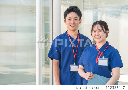 Men and women of doctors, doctors, nurses, medical workers, doctors, occupational therapists, and physical therapists wearing scrubs 112522447