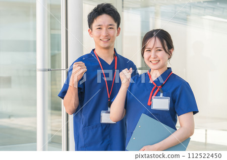 Men and women of doctors, doctors, nurses, medical workers, doctors, occupational therapists, and physical therapists wearing scrubs (fist pose) 112522450