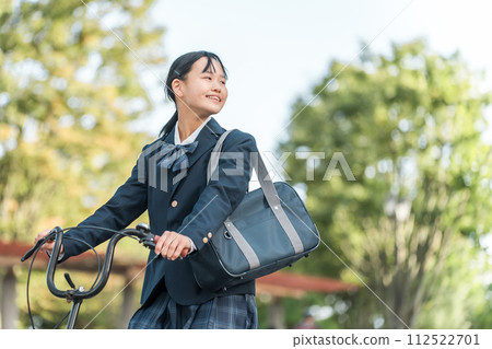 穿著制服的國中生、高中生、女高中生騎腳踏車上下學、上學、放學 穿著制服的國中生、高中生、女高中生騎腳踏車上下學、上學、放學 112522701