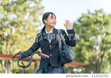 穿著制服的國中生、高中生、女高中生騎腳踏車上下學、上學、放學 穿著制服的國中生、高中生、女高中生騎腳踏車上下學、上學、放學 112522702