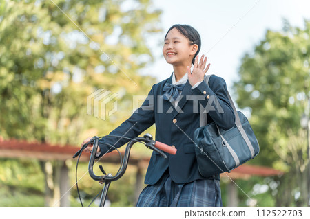 Junior high school students, high school students, and high school girls in uniform commuting to school, going to school, and leaving school by bicycle 112522703