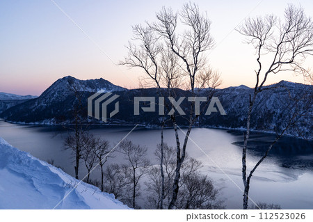 Lake Mashu in winter 112523026