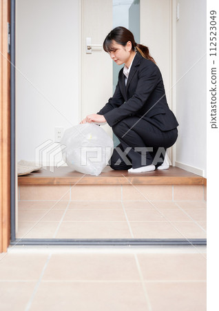 在入口處收集垃圾的女商人 在入口處收集垃圾的女商人 112523049