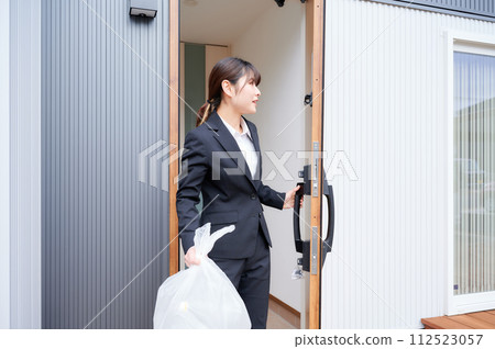 Business woman taking out trash 112523057