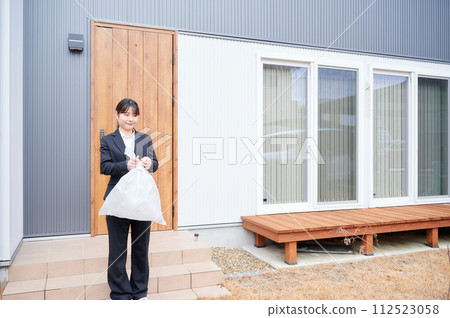 Business woman taking out trash 112523058