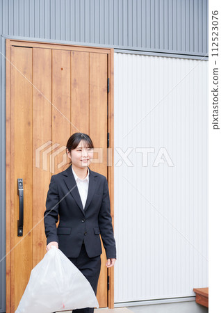 Business woman taking out trash 112523076