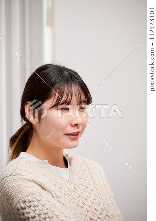 操作電視遙控器的女人 操作電視遙控器的女人 112523101