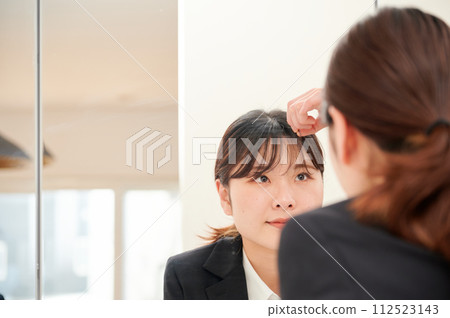 在鏡子前做準備的女商人 在鏡子前做準備的女商人 112523143
