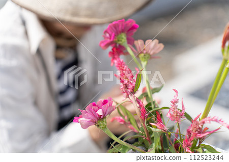 老婦人在墳墓前雙手合十向墳墓祈禱 112523244