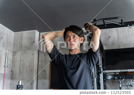 健身房/訓練年輕的亞洲男子在健身房進行手臂訓練（手臂訓練） 112523503