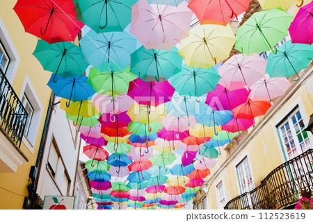 色彩繽紛的雨傘下 112523619