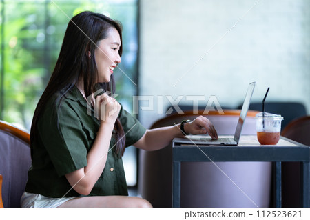 Happy successful business of asian freelance people business female expressed confidence embolden working with laptop computer sitting in coffee shop like the background,communication concept 112523621