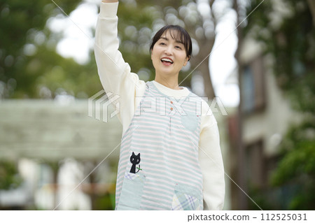 幼兒園老師在公園照顧孩子們 幼兒園老師在公園照顧孩子們 112525031