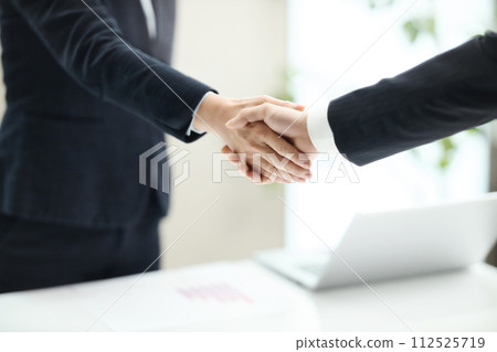 握手的商務人士 112525719