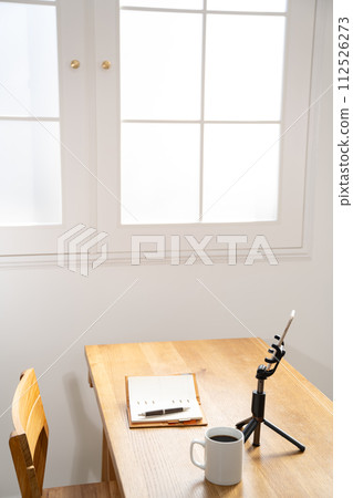 系統筆記本和智慧型手機放在桌上 系統筆記本和智慧型手機放在桌上 112526273