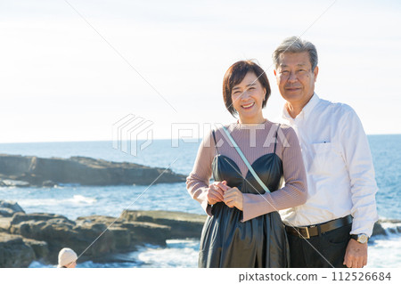 Blue sky and beautiful sea background Senior trip Two people cuddling Photographed at Nanki Shirahama 112526684