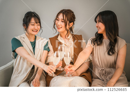 Women, colleagues, female friends, and mom friends toasting with champagne glasses 112526685