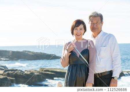 Blue sky and beautiful sea background Senior trip Two people cuddling Photographed at Nanki Shirahama 112526686