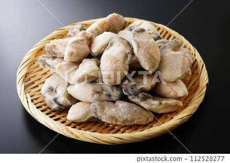 Frozen oysters in a colander 112528277