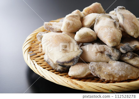 Frozen oysters in a colander 112528278
