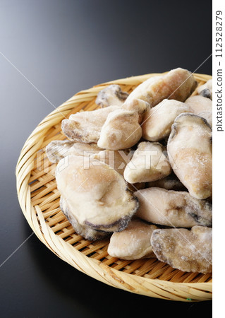 Frozen oysters in a colander 112528279