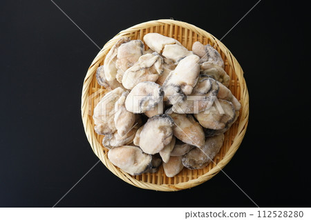 Frozen oysters in a colander 112528280