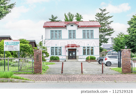 北海道北見市陽光明媚的日子裡的北見薄荷紀念館 112529328