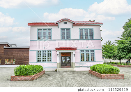 北海道北見市陽光明媚的日子裡的北見薄荷紀念館 112529329