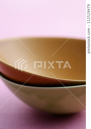 兩個不同顏色的容器堆疊在一起 兩個不同顏色的容器堆疊在一起 112529479