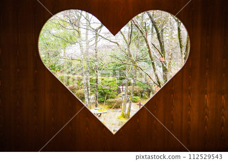 Heart-shaped window (Ishikawa Prefecture, Yunokuni Forest) Heart-shaped window (Ishikawa Prefecture, Yunokuni Forest) 112529543