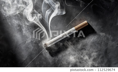 在黑暗背景下拍攝的吸煙照片 112529674