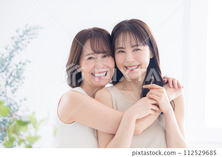 mother and daughter beauty portrait 112529685