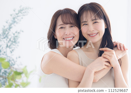 mother and daughter beauty portrait mother and daughter beauty portrait 112529687