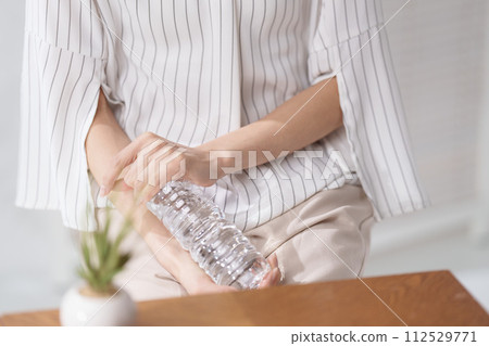 拿著塑膠瓶的女人的部分切口 112529771