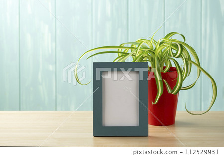 藍色牆壁、orizurran 和藍色框架 112529931