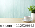 藍色牆壁和鐵線蕨和咖啡杯 112529948