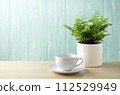 藍色牆壁和鐵線蕨和咖啡杯 112529949