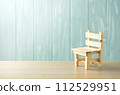 藍色的牆壁和小椅子 112529951