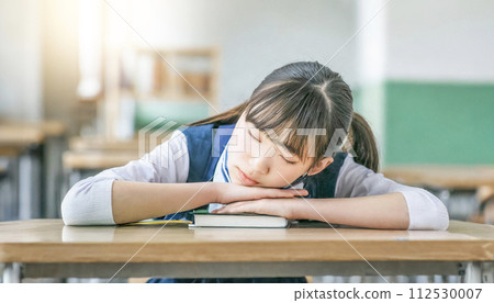 一名身穿制服的亞洲女學生在教室裡打瞌睡 一名身穿制服的亞洲女學生在教室裡打瞌睡 112530007