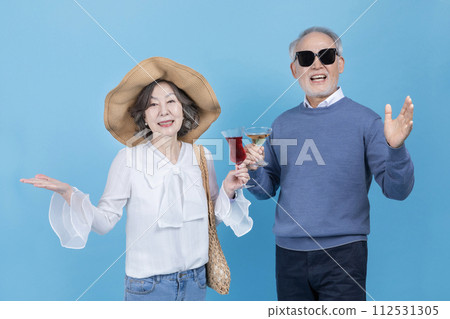 A senior holding a wine glass 112531305