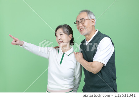 A senior wear a golf suit 112531341