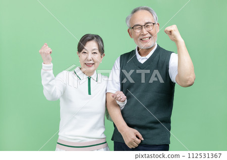 A senior wear a golf suit 112531367